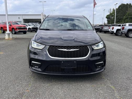 Brilliant Black Crystal Pearlcoat 2023 Chrysler Pacifica Hybrid Touring L