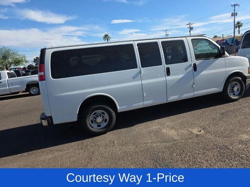 Summit White 2017 Chevrolet Express 3500 LT