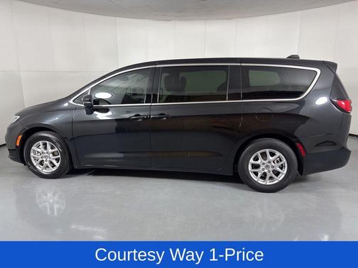 Brilliant Black Crystal Pearlcoat 2023 Chrysler Pacifica Touring-L