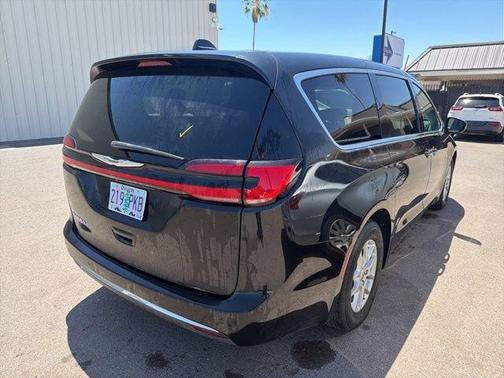 Brilliant Black Crystal Pearlcoat 2023 Chrysler Pacifica Touring-L
