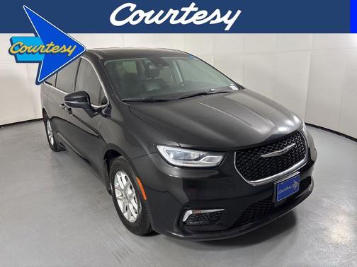 Brilliant Black Crystal Pearlcoat 2023 Chrysler Pacifica Touring-L