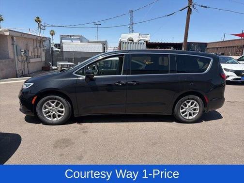 Brilliant Black Crystal Pearlcoat 2023 Chrysler Pacifica Touring-L