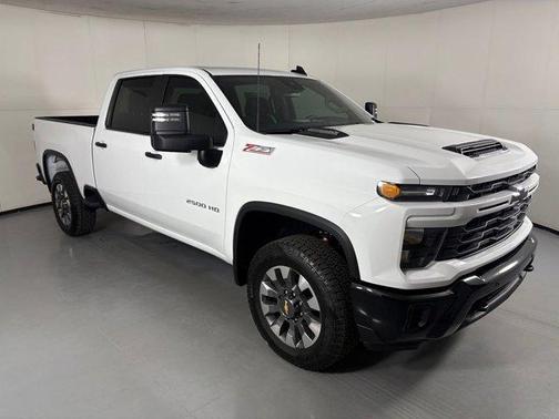 Summit White 2026 Chevrolet Silverado 2500 Custom