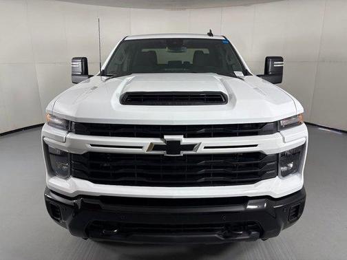 Summit White 2026 Chevrolet Silverado 2500 Custom