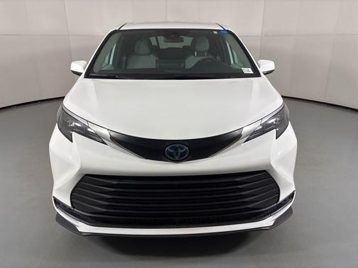 2025 Toyota Sienna LE