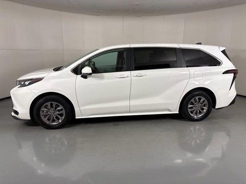 2025 Toyota Sienna LE