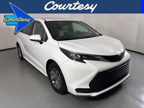 2025 Toyota Sienna LE