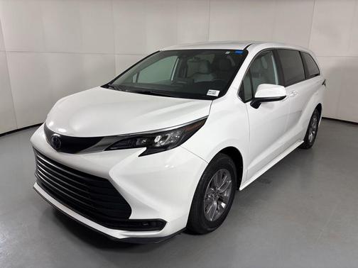 2025 Toyota Sienna LE