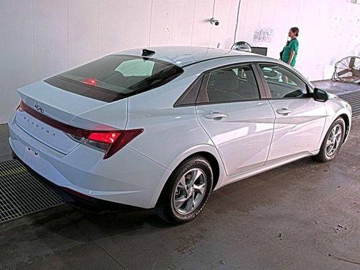 2021 Hyundai ELANTRA SE