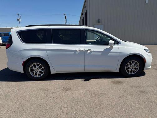 2022 Chrysler Pacifica Touring-L