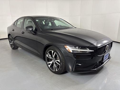 2024 Volvo S60 B5 Core Dark Theme