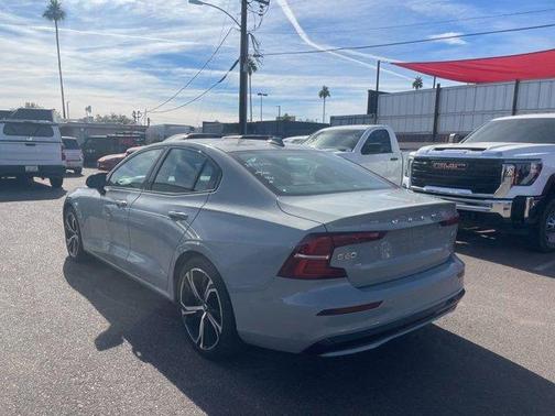 2024 Volvo S60 B5 Plus Dark Theme