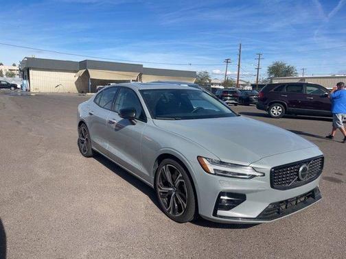 2024 Volvo S60 B5 Plus Dark Theme