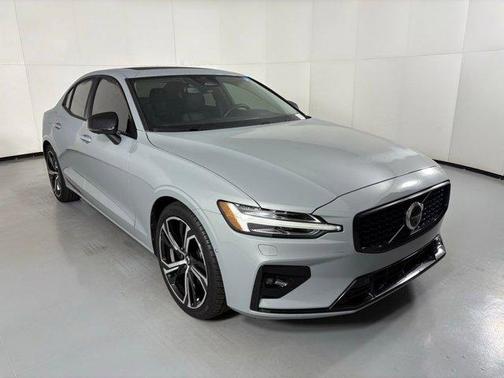 2024 Volvo S60 B5 Plus Dark Theme
