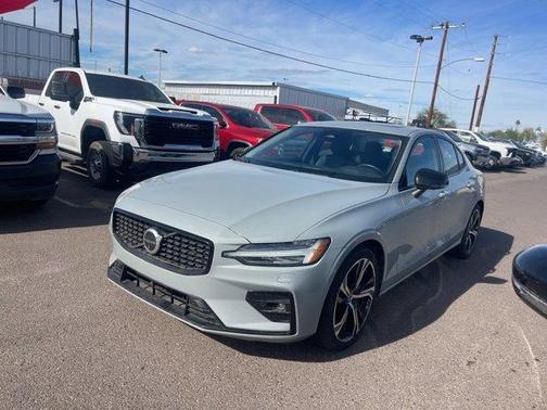 2024 Volvo S60 B5 Plus Dark Theme