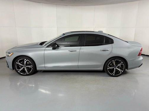 2024 Volvo S60 B5 Plus Dark Theme