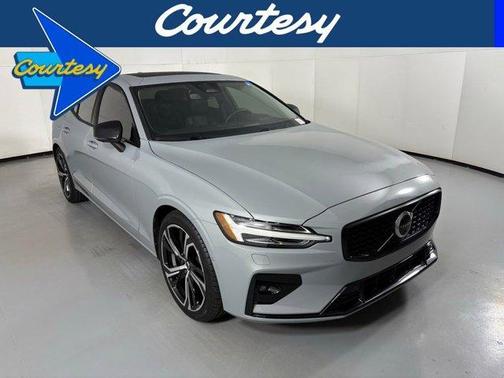 2024 Volvo S60 B5 Plus Dark Theme