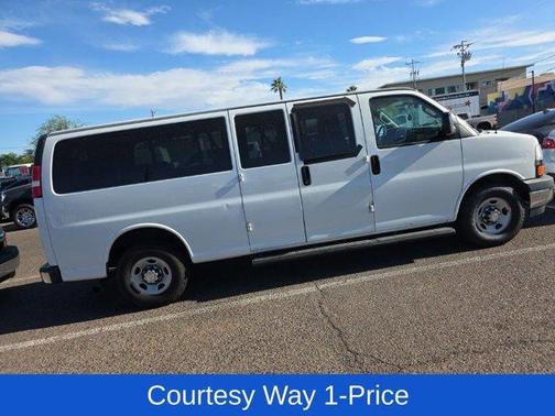 Summit White 2017 Chevrolet Express 3500 LT