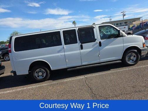Summit White 2017 Chevrolet Express 3500 LT