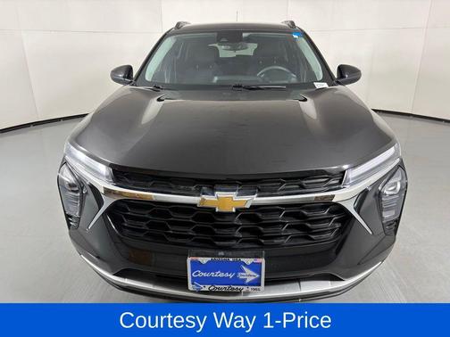 Mosaic Black Metallic 2024 Chevrolet Trax LT