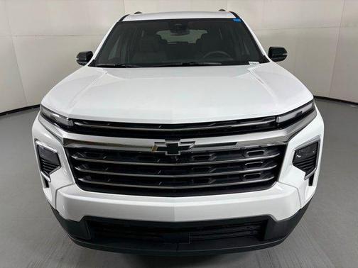 Summit White 2026 Chevrolet Traverse LT
