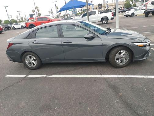 2024 Hyundai ELANTRA SE
