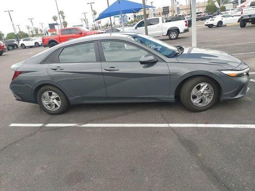 2024 Hyundai ELANTRA SE
