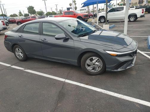 2024 Hyundai ELANTRA SE