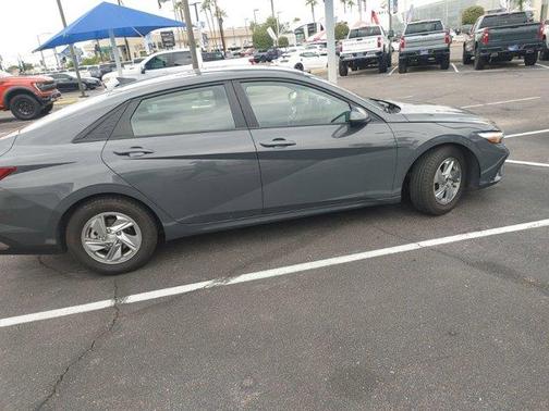 2024 Hyundai ELANTRA SE