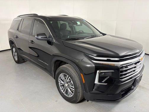 Mosaic Black Metallic 2025 Chevrolet Traverse LT
