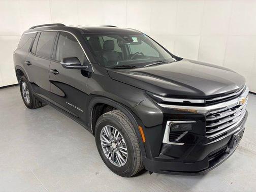 Mosaic Black Metallic 2025 Chevrolet Traverse LT