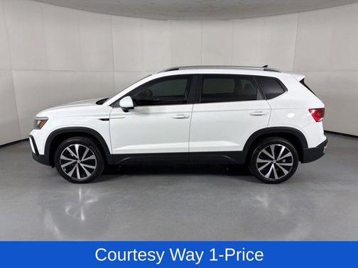 Pure White 2024 Volkswagen Taos 1.5T SE