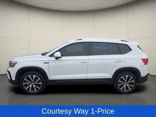 Pure White 2024 Volkswagen Taos 1.5T SE