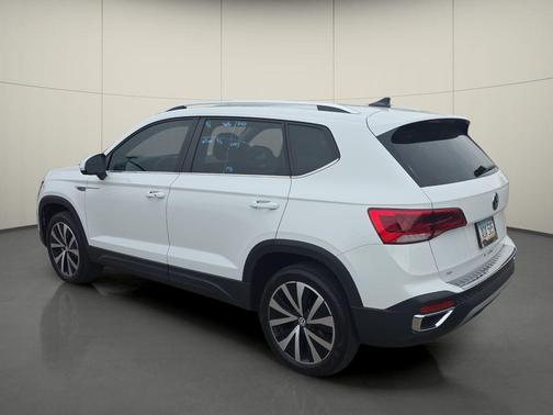 Pure White 2024 Volkswagen Taos 1.5T SE