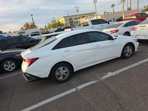 2025 Hyundai ELANTRA SE