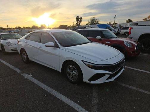 2025 Hyundai ELANTRA SE