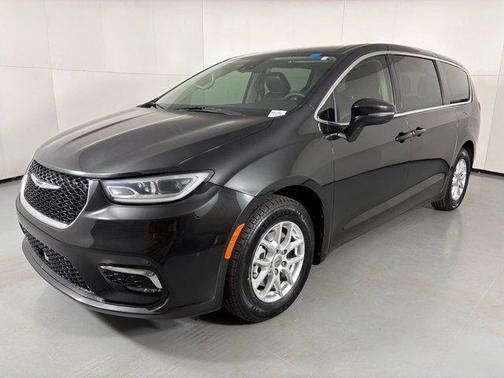 2023 Chrysler Pacifica Touring-L