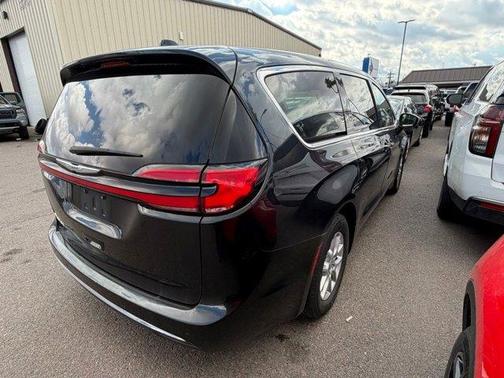 2023 Chrysler Pacifica Touring-L