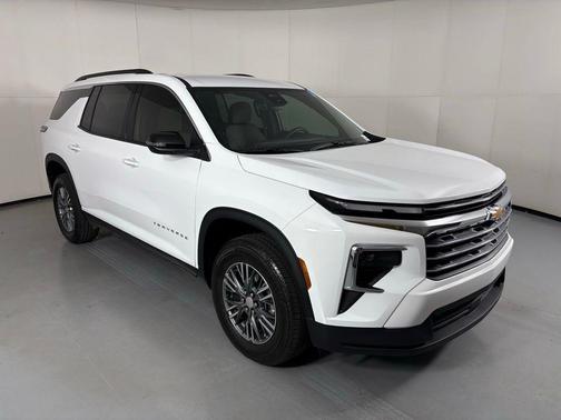 Summit White 2025 Chevrolet Traverse LT