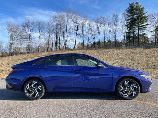2025 Hyundai ELANTRA Limited