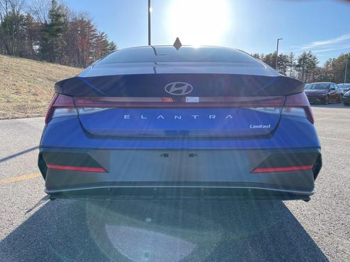 2025 Hyundai ELANTRA Limited