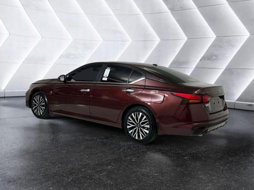 Garnet Pearl Me 2024 Nissan Altima 2.5 SV