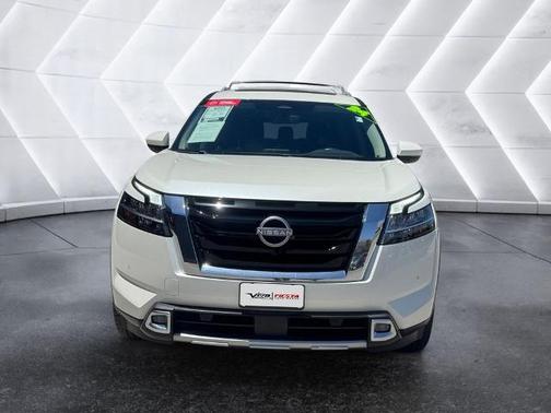 White 2024 Nissan Pathfinder SL