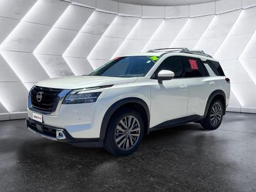 White 2024 Nissan Pathfinder SL