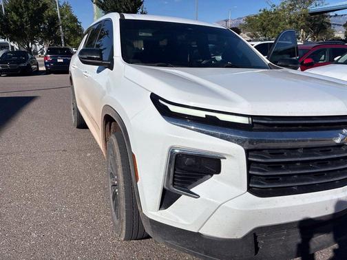 White 2025 Chevrolet Traverse LT