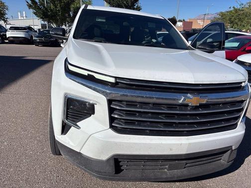 White 2025 Chevrolet Traverse LT
