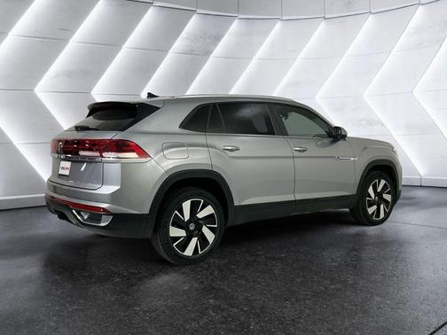 Silver Bird Metallic 2024 Volkswagen Atlas Cross Sport 2.0T SE w/Technology