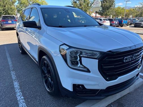White 2022 GMC Terrain SLT