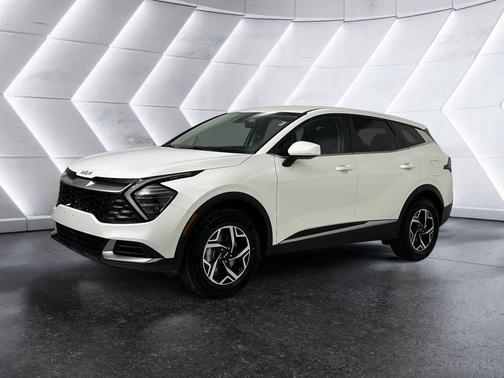 White 2024 Kia Sportage LX
