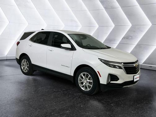 White 2022 Chevrolet Equinox 2LT